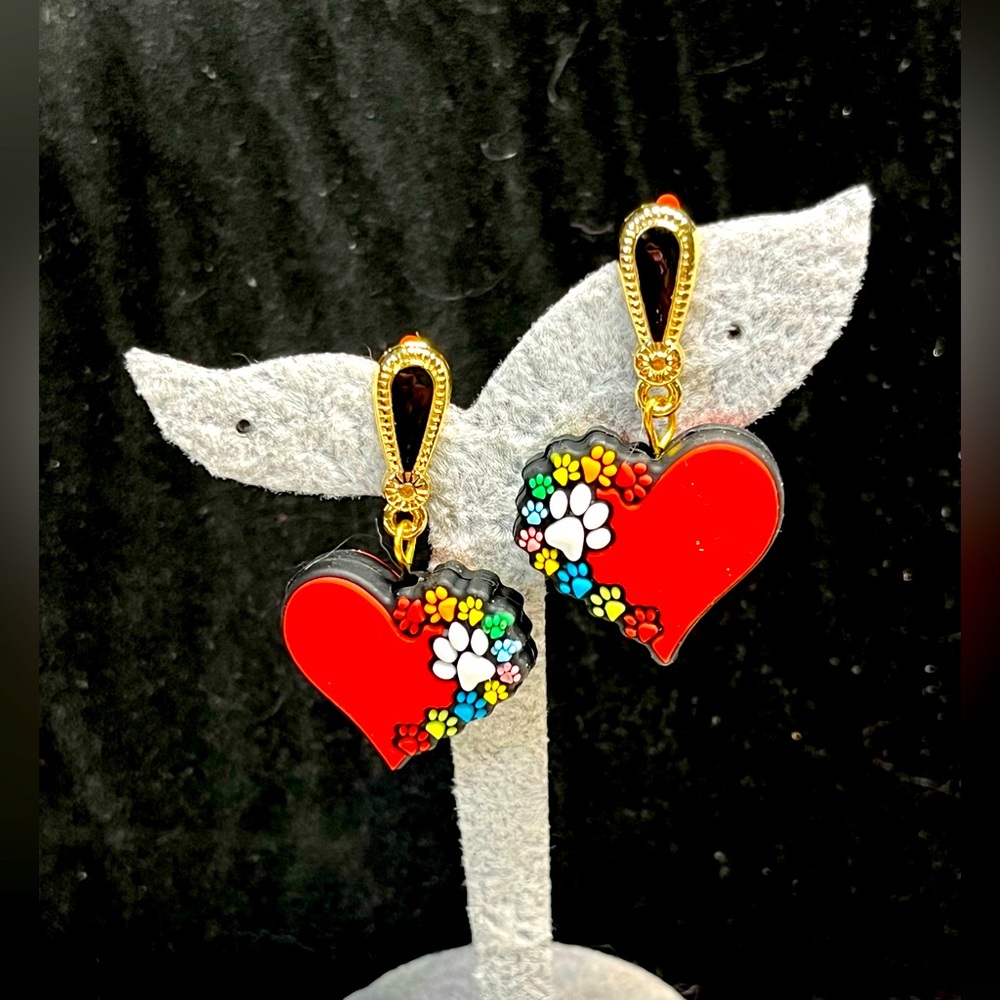 Really unique red hearts in dog paw -animal print earrings